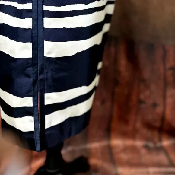 W by Worth Wavy Stripe 100% Silk Twill Slim Skirt Navy/White size 10